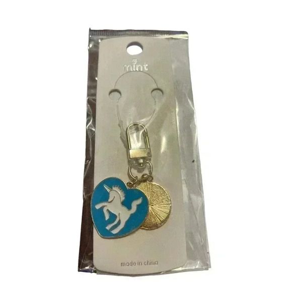 MINT BLUE HEART WITH WHITE UNICORN KEYCHAIN - Picture 1 of 1